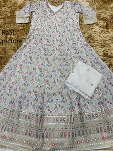 Hermoso Vestido Anarkali Blanco de Georgette con Lentejuelas Bordadas para Fiestas Indias y Pakistaníes, Largo hasta el Suelo - Product Image 2