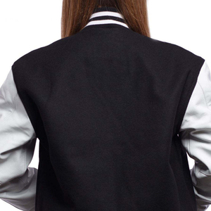เสื้อแจ็คเก็ตเลตเตอร์แมนสีดำขาว แขนเสื้อตัดสี พร้อมโลโก้แบบกำหนดเอง - Product Image 4