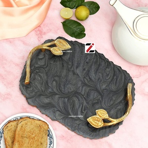 Elegante bandeja multiusos de resina gris en forma de rectángulo con plato de servicio decorativo con mango dorado para cocina, mesa de centro - Product Image 6
