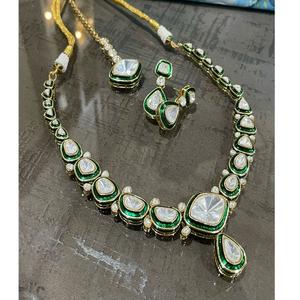 Magnifique ensemble de bijoux de mariée en laiton plaqué or de qualité supérieure avec collier, boucles d'oreilles et tikka en zircon pour les mariages - Product Image 1