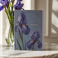 Journal personnalisé LABON Iris Hour, couverture rigide bleu ardoise, bordure dorée, illustration botanique d'iris, bords lavande, grille à points, ruban