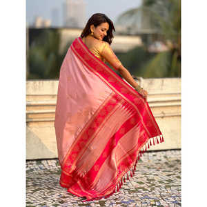 Sari en soie douce rose pâle Elite Weaves, tissé traditionnellement avec des fils Zari contrastants, pour les mariages, 650g - Product Image 3