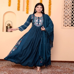 Conjunto de Kurta Anarkali de Rayón Azul Verde Elegante y Estilizado NIYANI con Dupatta Bordada Detallada para Fiestas y Eventos, Largo hasta el Tobillo - Product Image 2