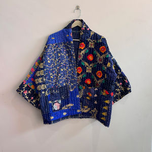 Veste courte en patchwork Kantha faite à la main pour femmes, manteau bohème vintage, veste matelassée - Product Image 1