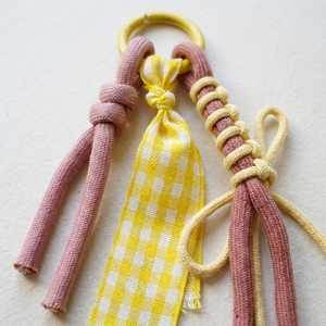 Cordon de téléphone tissé fait main en ruban Gingham, dragonne anti-chute pour smartphone, porte-clés jaune rose, ensemble d'articles cadeaux - Product Image 3