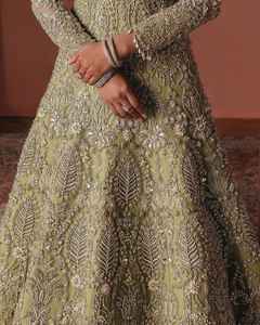 Robe de mariée élégante avec un design en dentelle et satin à épaules dénudées, parfaite pour la célébration de mariage de la mariée moderne - Product Image 4