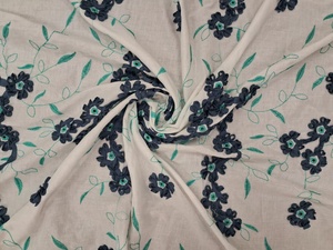 Tissu en coton blanc en gros avec ruban bleu marine, grappes florales et broderie de tiges vertes, travail de cordon 3D pour la confection - Product Image 3