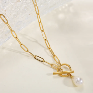 Collier pendentif uni pour femme en acier inoxydable 304 avec finition plaquée or 18 carats et chaîne en forme de trombone - Product Image 1