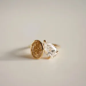 Anillo Toi et Moi con Diamantes de Corte Oval y Pera en Oro Amarillo Sólido con Engaste Moderno Asimétrico de Dos Piedras y un Regalo Exquisito - Product Image 1