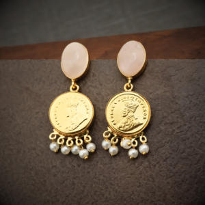 Boucles d'oreilles pendantes en forme de pièce d'or - Quartz rose et perle, style vintage - Product Image 2