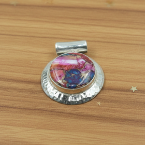 Pendentif artisanal martelé en argent avec turquoise rose coquillage, forme ronde, bijoux bohèmes, incrustation de pierres précieuses naturelles, cadeau ethnique tendance pour femme - Product Image 1