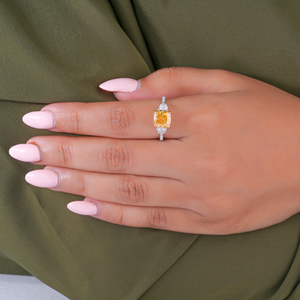 Bague de fiançailles en moissanite jaune fantaisie taille coussin avec pierres latérales en forme de cœur et rondes pour femme, certifiée IGI - Product Image 4
