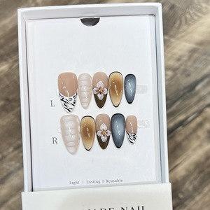 Forma de almendra Pintado a mano Floral Desnudo Acanalado Oliva Francés Gradiente Cebra Gel Uñas Misty Savannah - Product Image 1