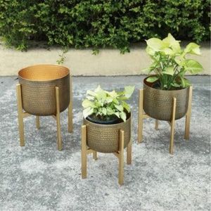 Macetero Decorativo de Metal Dorado Estilo Nórdico Antiguo, Maceta Martillada con Soporte Metálico para Decoración de Jardín Interior y Exterior - Product Image 1