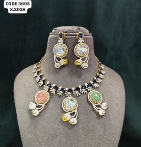 Ensemble de colliers élégants saphir bleu et pierres précieuses multicolores avec accents AD, pierres cabochons multicolores et pierres navette saphir bleu - Product Image 1