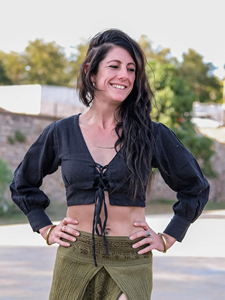 Top corto artesanal de algodón negro con cordones para mujer, blusa artesanal de manga larga abullonada con cuello en V, camisa estilo hippie para festivales. - Product Image 3