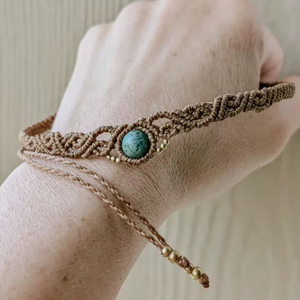 Collier ras du cou en macramé fait main avec pierre turquoise naturelle, cordon beige et perles dorées – Bijoux bohèmes de guérison en gros - Product Image 1