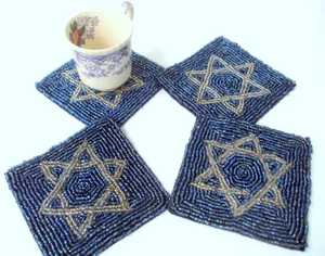 Sous-verre rond en perles de verre de qualité supérieure motif baies de houx, avec support en tissu, résistant à la chaleur, pour décoration de Noël et de fêtes, idéal pour les boissons et les cadeaux - Product Image 4