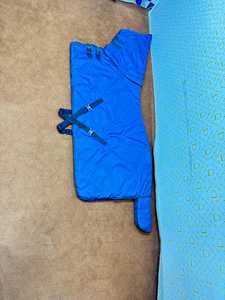 Couverture d'extérieur pour cheval Brand Zone, tissu Oxford 600D bleu, avec 2 sangles pour les pattes, col standard, toutes saisons, utilisation en extérieur, accessoires pour chevaux - Product Image 2