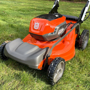 Tondeuse autoportée John Deere X738 de 60 pouces avec plateau de coupe robuste et transmission hydrostatique pour usage résidentiel et commercial – Outil de paysagisme en gros - Product Image 3