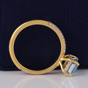 Bague de mariage et de fête en or jaune 14 carats avec diamant de laboratoire bleu taille émeraude 2 carats et halo caché (certifié IGI) – Luxe - Product Image 5