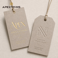 Étiquettes suspendues APEX personnalisées avec logo, motif, estampage à chaud, étiquettes en papier gaufré, fabrication OEM ODM, étiquettes suspendues sur mesure