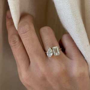 Bague de fiançailles Toi et Moi 4,00 CT sertie clos – Bague à deux pierres en moissanite taille poire et émeraude – Bague en or massif 14K pour femme - Product Image 2