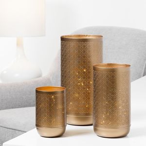 Porte-bougies en métal élégants, parfaits pour décorer les tables, apportant une touche d'élégance, une lueur douce et un attrait réfléchissant. - Product Image 3