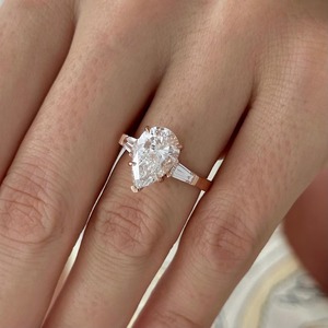 Bague de fiançailles et de mariage à trois pierres en diamant de laboratoire certifié IGI, taille poire et baguette conique, 3 carats, pour femme, or rose 18 carats - Product Image 4