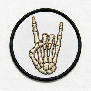 Parche Termoadhesivo Bordado a Máquina Personalizado con Diseño de Esqueleto y Cuernos de Diablo, Emblema Cosido al por Mayor para Ropa y Bolsos - Product Image 1