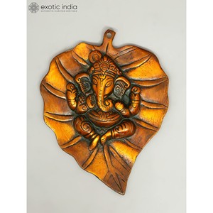 Tenture murale en laiton de 8 pouces faite à la main de bébé Ganesha sur feuille de Pipal fabriquée en Inde pour les cadeaux - Product Image 2