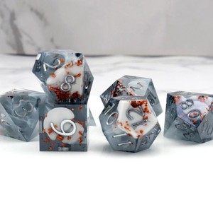 Ensemble de dés en résine faits à la main, dés polyédriques aux motifs scintillants colorés pour jeux de société - Product Image 2