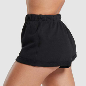 Shorts de sport noirs non tissés pour femmes, taille haute élastique, coupe régulière, respirants, séchage rapide, couleur unie, logo sur la jambe gauche, 100 % coton - Product Image 3