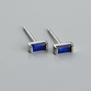 Pendientes Pequeños de Oro Rosa Sólido de 14K con Zafiro Azul Baguette, Joyería Minimalista y Delicada para Uso Diario o Bodas, Certificados por IGI - Product Image 1
