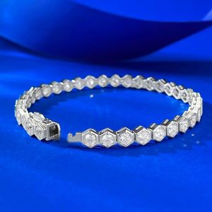 Bracelet en argent S925 minimaliste, tendance et haut de gamme, avec motif nid d'abeille et entièrement serti de diamants Moissanite - Product Image 5