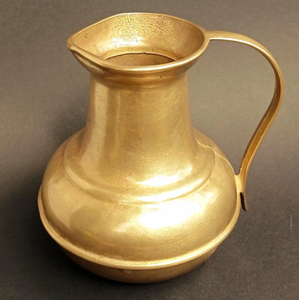 Pichet à eau vintage en métal doré avec poignée et bec verseur – Carafe durable pour cadeaux, meilleure qualité pour mariage, table et décoration intérieure - Product Image 1