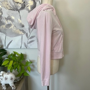 เสื้อฮู้ดดี้สีชมพูประดับโลโก้คริสตัลแบบครอป - Product Image 5