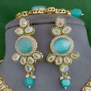 ชุดสร้อยคอพร้อมต่างหูและติกก้าประดับด้วยทองคำชุบคุณภาพดีเยี่ยม ดีไซน์คลาสสิก ประดับด้วยหินคุณภาพสูง เหมาะสำหรับงานแต่งงาน งานหมั้น และงานเลี้ยงต่างๆ สำหรับผู้หญิง - Product Image 2