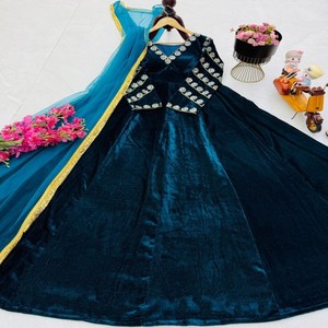 Vestido de Fiesta VASTRA COTTAGE de Diseño, Terciopelo Pesado Bordado con Dupatta de Tela Suave, Vestido de Novia para Mujer - Product Image 5