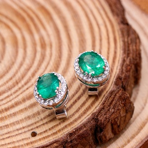 ต่างหูเพชรทรงวงรีประดับมรกตแบบตะวันออก-ตะวันตก ทองคำขาว 18k ขายส่ง Memoria Jewels - Product Image 6
