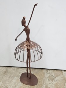 Sculpture abstraite en céramique de femme, figurine d'art moderne, statue décorative marron pour la maison et les mariages - Product Image 3