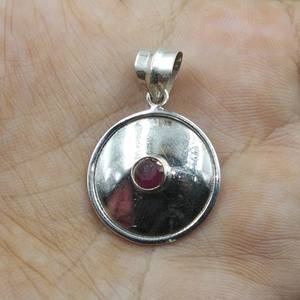 Colgante de Disco Redondo de Plata de Ley 925 con Gema de Rubí Rosa Natural, Hecho a Mano, Minimalista, con Engaste de Bisel, Joyería de Sanación con Rubí, Regalo para Todos - Product Image 4