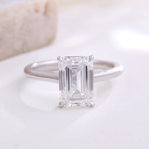 Bague solitaire en moissanite taille émeraude, bague de fiançailles minimaliste à 4 griffes, bague fine élégante en or - Product Image 3