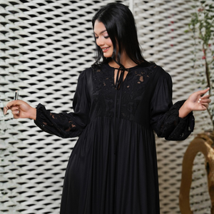 Elegante Vestido Largo de Encaje Negro para Mujer - Product Image 1