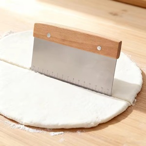Grattoir à pâte en acier inoxydable avec manche en bois, coupe-pâte à pizza, outil de pâtisserie, règle de mesure personnalisable - Product Image 3
