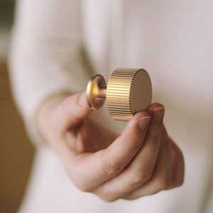 Bouton de meuble moderne en laiton massif cannelé, finition or brossé, bouton de tiroir texturé pour armoire de cuisine, quincaillerie de meuble - Product Image 3