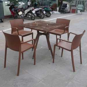 Silla de Plástico Moldeado Sólido con Brazos, Versión Beige - Una Elegante y Colorida Silla de Jardín - Product Image 4