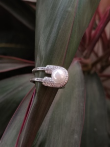 Bague de cocktail pour femme en argent sterling 925, géométrique, ouverte, avec perle et pavé de diamants, classique, élégante et minimaliste, pour soirée - Product Image 4