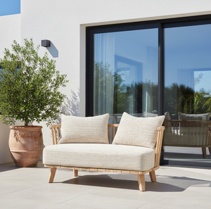 Canapé d'extérieur moderne Moza résistant à l'eau, 2 places, en teck massif de qualité marine, robuste, pour les espaces extérieurs côtiers - Product Image 1