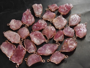 Conector de Cuarzo Rosa, Piedra Natural en Bruto, Joyería Única, Engaste de Bisel, Marca PMEGEMSBEADS, Material de Cobre Duradero, 15-20 mm - Product Image 3